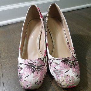 Women's Kelly & Katie Floral Fabric Pumps - Size 10